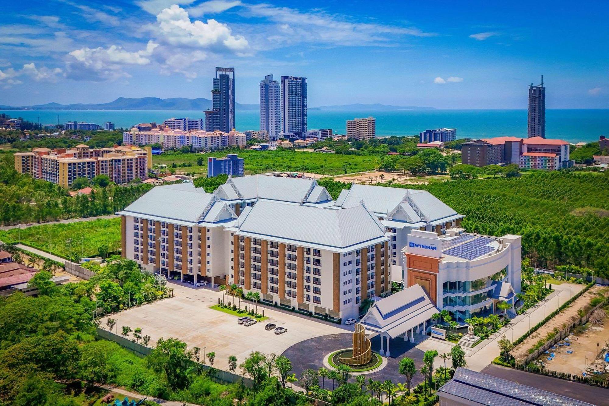 Wyndham Jomtien Pattaya Hotel Na Chom Thian Exterior photo