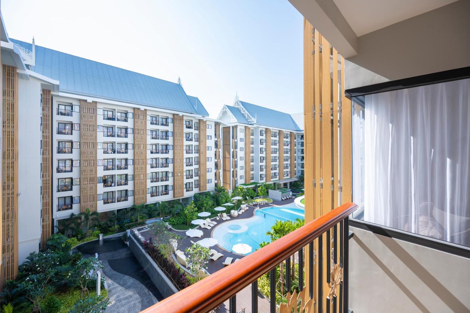 Wyndham Jomtien Pattaya Hotel Na Chom Thian Exterior photo